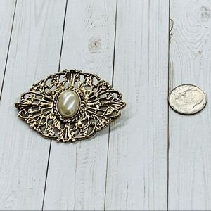 Gold Filigree Pearl Brooch‎